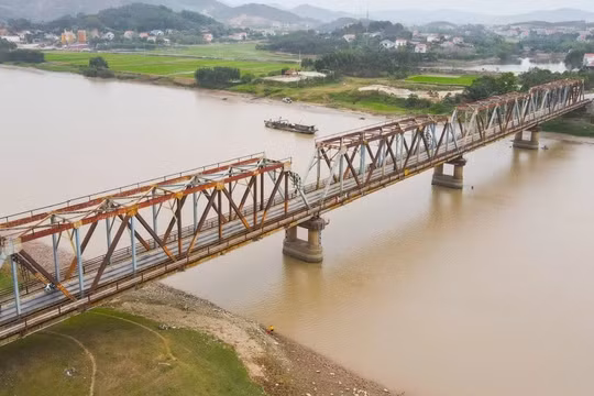 Hạn chế phương tiện đường thủy nội địa lưu thông qua khu vực cầu Cẩm Lý