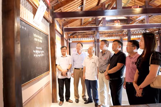 Hội Nhà báo tỉnh Hà Giang thăm khu di tích lịch sử Quốc gia Trường dạy làm báo Huỳnh Thúc Kháng