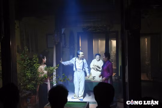 Du khách trải nghiệm show thực cảnh 'Chuyện phố hàng' ở phố cổ Hà Nội