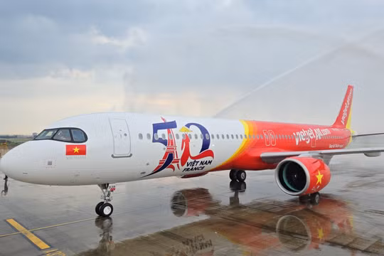 Tàu bay mang biểu tượng kỷ niệm 50 năm quan hệ ngoại giao Việt Nam – Pháp đã về tới TP. Hồ Chí Minh sau hành trình cảm xúc