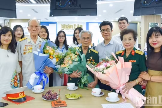 Báo Nhân Dân tổ chức buổi giao lưu với các nhân chứng lịch sử Ngày Giải phóng Thủ đô