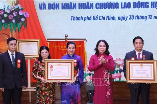 Bệnh viện Đại học Y dược TP Hồ Chí Minh đón nhận danh hiệu Anh hùng Lao động
