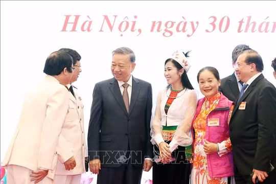 Xây dựng đội ngũ văn nghệ sỹ thực sự là những chiến sỹ cách mạng kiên trung trên mặt trận văn hóa tư tưởng của Đảng