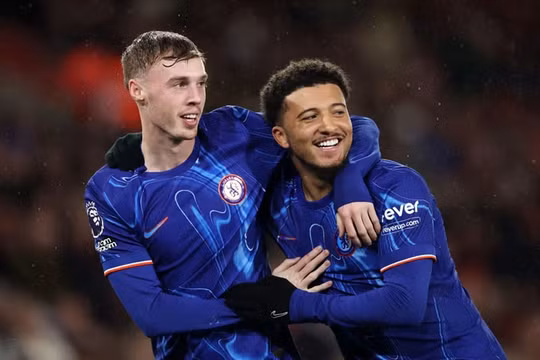 Chelsea thắng đậm Southampton lên ngôi nhì bảng, Liverpool bị cầm hòa kịch tính