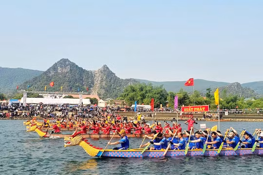 Tranh tài giải đua thuyền truyền thống trên sông Gianh ở Quảng Bình