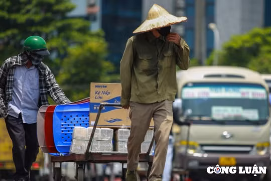Người lao động nhọc nhằn mưu sinh dưới nắng gắt tại Hà Nội