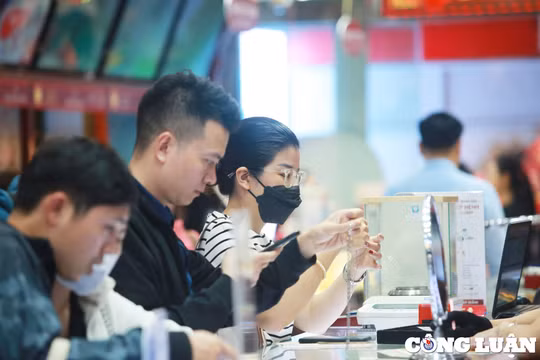 Nhộn nhịp người dân đi mua vàng sớm, dự kiến ngày vía Thần Tài khách đông hơn năm ngoái