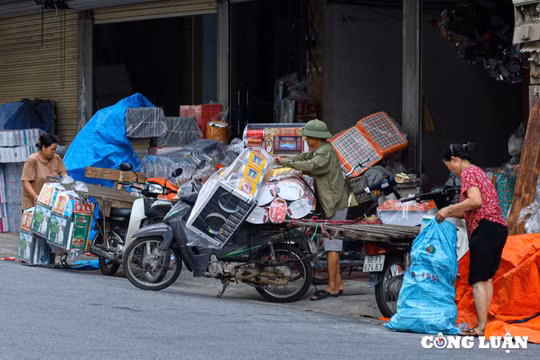 Người dân làng Song Hồ tất bật sản xuất hàng mã phục vụ Rằng tháng 7