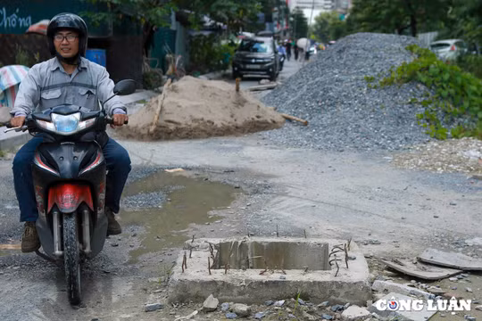 Dự án hơn 300m đường chậm tiến độ, bất ngờ nhô lên các cọc sắt 'bẫy' người đi đường