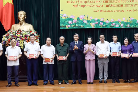 Phó Chủ tịch Quốc hội Nguyễn Thị Thanh thăm, tặng quà các gia đình người có công tại Ninh Bình