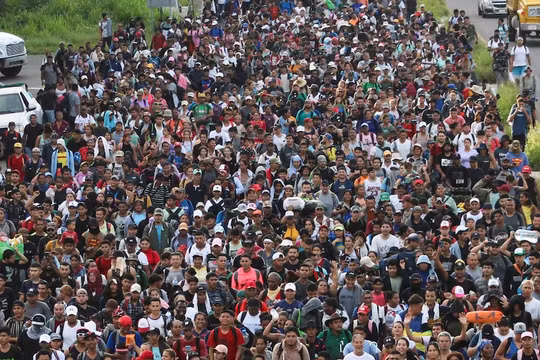Khoảng 3.000 người di cư từ Mexico tràn về biên giới Mỹ