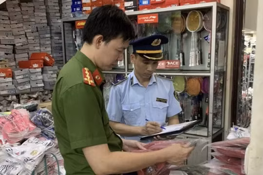 Phát hiện hơn 2.800 sản phẩm có dấu hiệu giả mạo nhãn hiệu Nike và Adidas