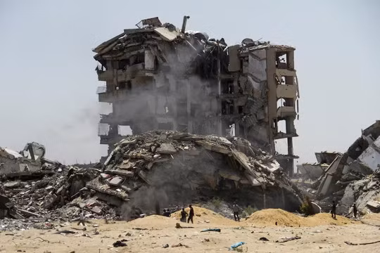 Israel tăng cường không kích khắp Gaza, lại yêu cầu người dân sơ tán