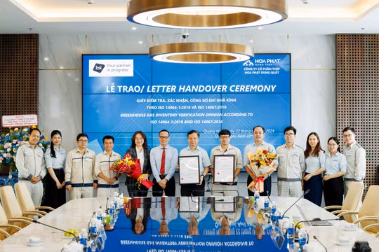 Thép Hòa Phát Dung Quất được BSI trao giấy công bố kiểm tra, xác nhận khí nhà kính theo ISO 14064-1:2018 và ISO 14067:2018