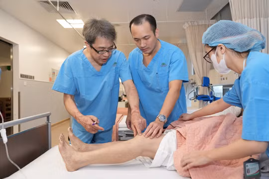 Bệnh viện Hồng Ngọc hợp tác với Giáo sư Nhật Bản phẫu thuật thay khớp gối không cắt gân cơ