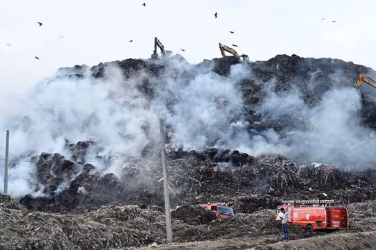 Cháy núi rác khổng lồ, khói độc hại bao trùm khắp thủ đô của Ấn Độ
