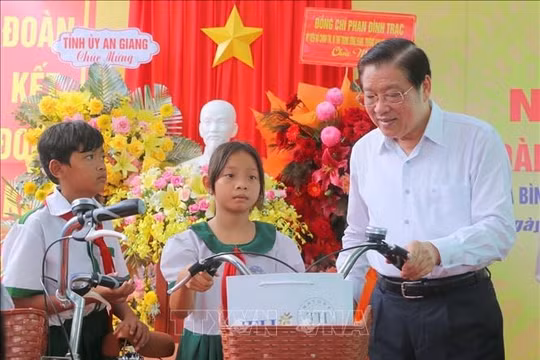Đồng chí Phan Đình Trạc dự Ngày hội Đại đoàn kết toàn dân tộc tại An Giang