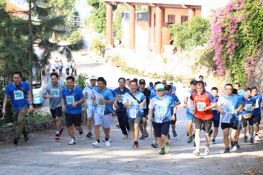 Bắc Giang: Gần 100 hội viên nhà báo dự Giải leo núi "Chinh phục đỉnh Non Vua"