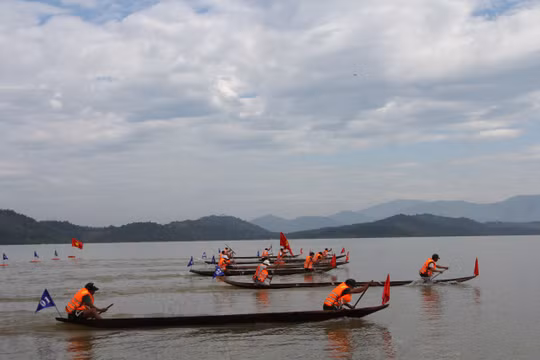 Gia Lai: Màn tranh tài đầy hấp dẫn và kịch tính tại Hội đua thuyền độc mộc trên sông Pô Cô