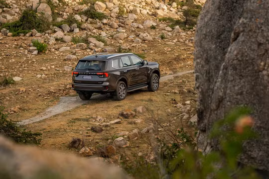 Bất chấp Hyundai Santa Fe tăng tốc, Ford Everest vẫn áp đảo phân khúc