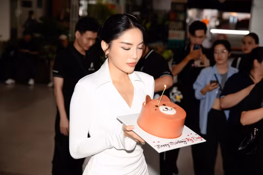 Hoa hậu Kỳ Duyên trở về, nhận được món quà ý nghĩa ngay tại sân bay