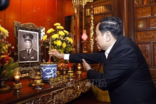 Chủ tịch Quốc hội dâng hương tưởng nhớ nguyên Chủ tịch nước, Đại tướng Lê Đức Anh và Đại tướng Nguyễn Chí Thanh