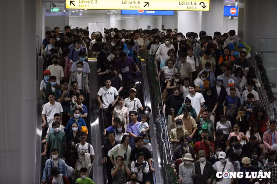 TP HCM: Đông nghịt khách đổ về trải nghiệm Metro số 1 ngày cuối tuần