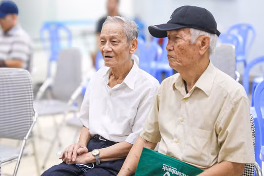 Người dân phấn khởi khi nhận lương hưu theo mức mới