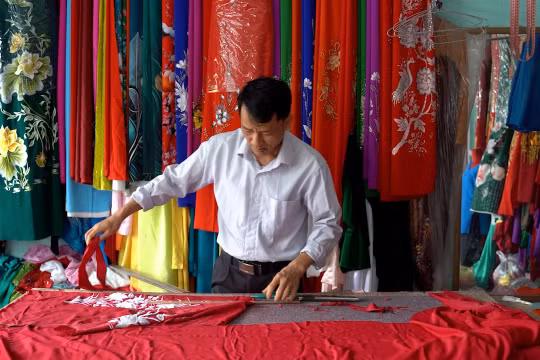 Ngôi làng đặc biệt chỉ đàn ông may áo dài