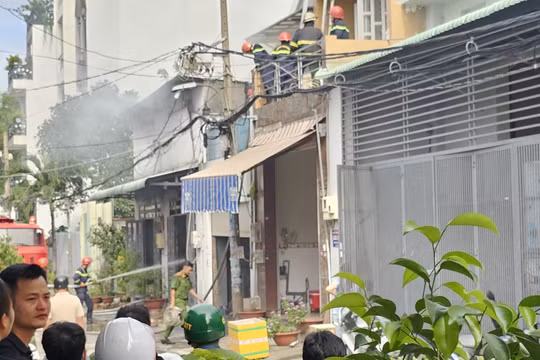 Kho vải ở TP HCM cháy lớn, nhiều người tháo chạy