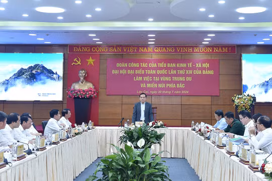Quan tâm hơn nữa đến công tác cán bộ là người dân tộc và cán bộ làm công tác dân tộc