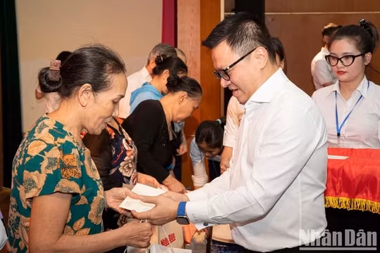 Báo Nhân Dân thăm và tặng quà cho các gia đình khó khăn ngày hội Đại đoàn kết dân tộc