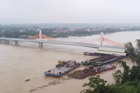 Phương tiện thủy không neo đậu khu vực gần các công trình vượt sông