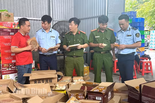 Ninh Bình: Tiêu hủy hơn 3.300 chiếc bánh trung thu không rõ nguồn gốc