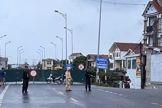 Cấm phương tiện di chuyển qua cầu Trung Hà, người dân đi lại thế nào?