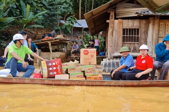 Triển khai lực lượng, phương tiện, máy bay trực thăng cứu trợ người dân vùng bị chia cắt do mưa lũ