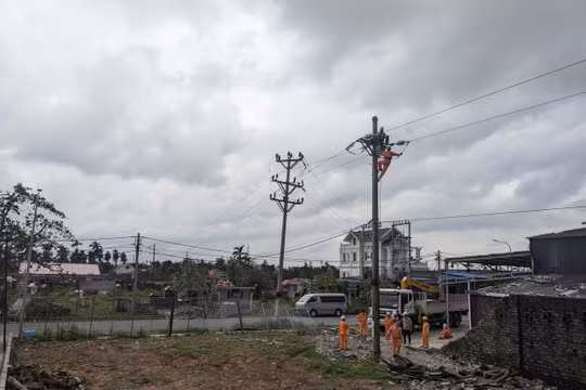 Xung kích Tổng công ty Điện lực miền Bắc đang nỗ lực từng giờ để cấp điện trở lại sớm nhất cho khách hàng