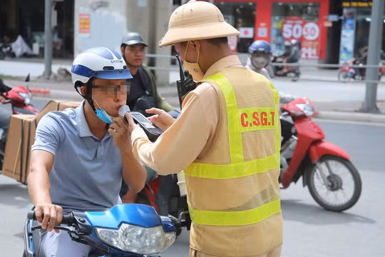 CSGT Hà Nội duy trì kiểm tra nồng độ cồn trong suốt dịp nghỉ lễ 2/9