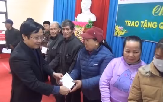 Báo Đại đoàn kết tặng quà Tết cho gia đình chính sách, hộ nghèo tỉnh Tuyên Quang
