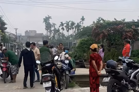 Xót xa thi thể bé gái sơ sinh còn nguyên dây rốn dưới kênh nước