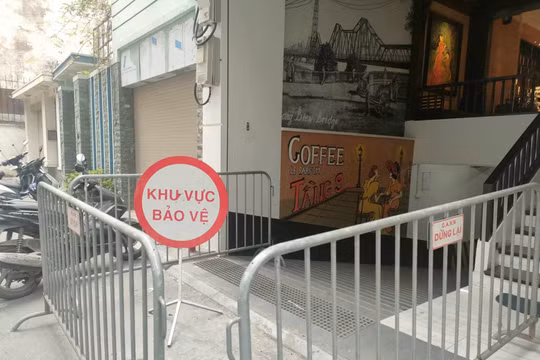 Sập mái kính nhà 7 tầng, 2 người tử vong