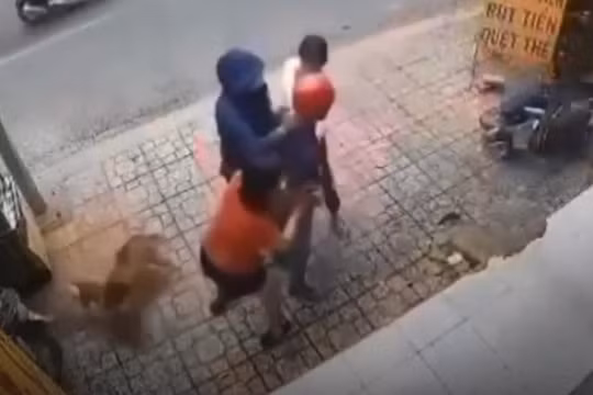 Tên cướp bị bà chủ tiệm vàng cùng nhiều người khống chế