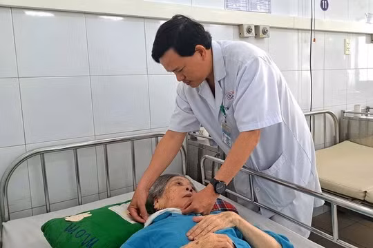 “Hoá giải” thành công khối u khổng lồ cho cụ bà 3 lần tai biến