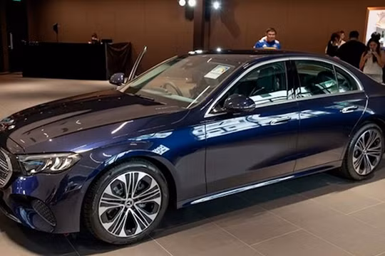 Mercedes-Benz E-Class thế hệ mới có mặt tại Singapore với giá hơn 7 tỷ đồng