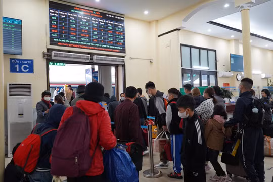 Người lao động rời Thủ đô về quê ăn Tết Nguyên đán Giáp Thìn 2024