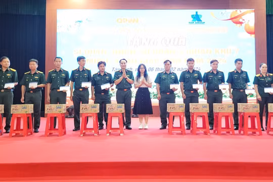 Trung tâm Phát thanh Truyền hình Quân đội trao quà Tết cho quân nhân khó khăn Sư đoàn 5