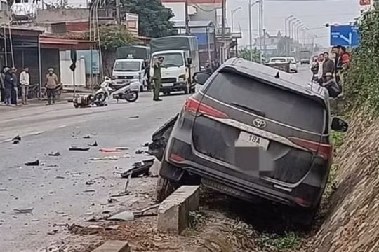 Người điều khiển xe máy bất cẩn phi thẳng vào đầu ô tô khiến xe lao xuống rãnh nước