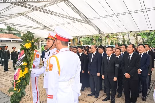 Đoàn cán bộ, phóng viên Báo Nhân Dân viếng Tổng Bí thư Nguyễn Phú Trọng