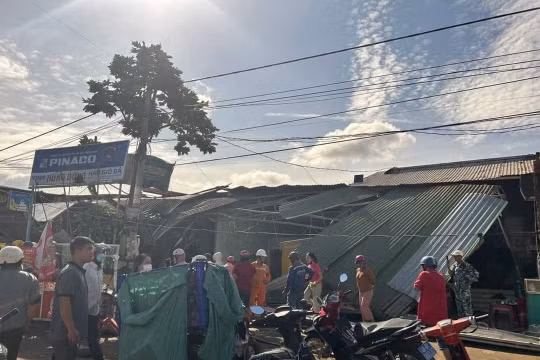 Đắk Nông: Xe container mất lái đâm vào nhà dân, 3 người tử vong