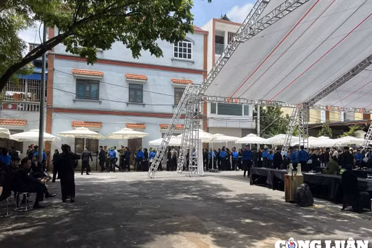 Người dân xếp hàng dài tiễn biệt Tổng Bí thư Nguyễn Phú Trọng dù nắng nóng